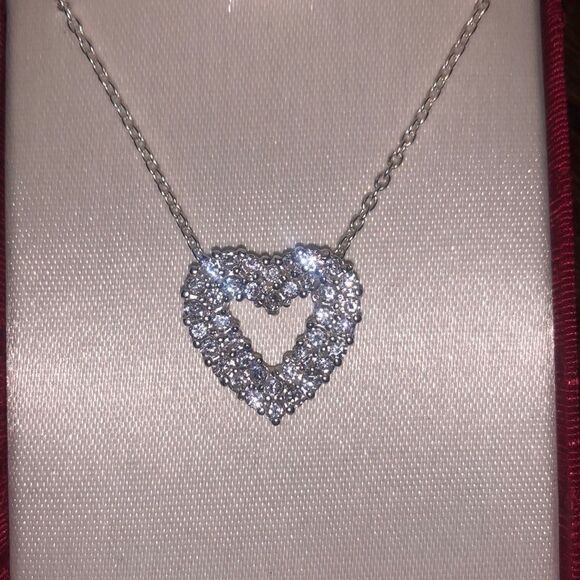 COPY - Heart necklace new with tags - Picture 1 of 4